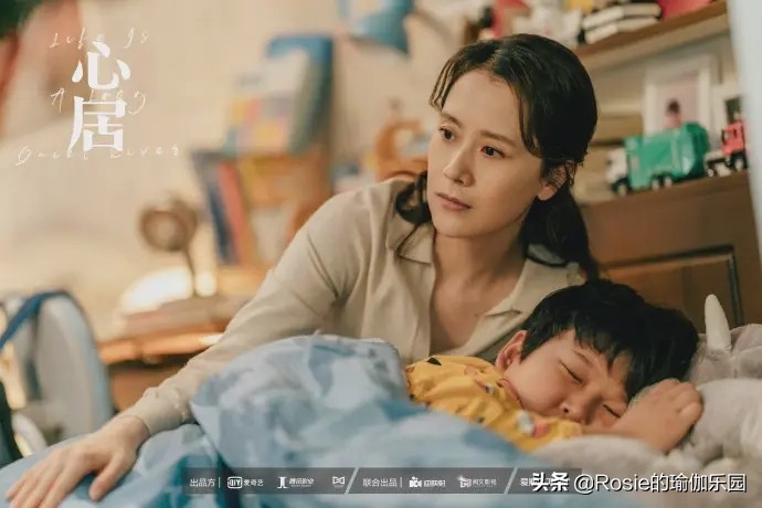 童瑶优雅体态正，如何解锁同款好体态？每天10min墙壁瑜伽带你练