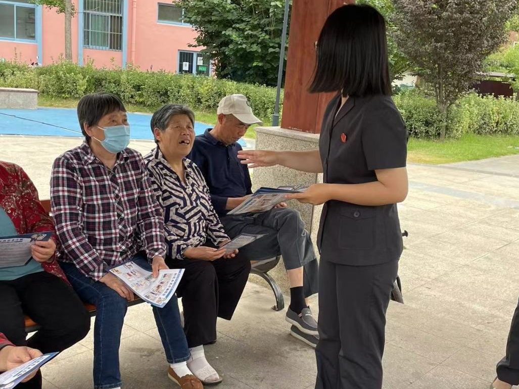 打击整治养老诈骗，浦口法院法官进社区宣传