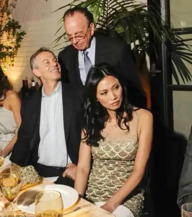 邓文迪91岁前夫默多克要离婚，妻子年轻时随身带婚纱求嫁摇滚巨星