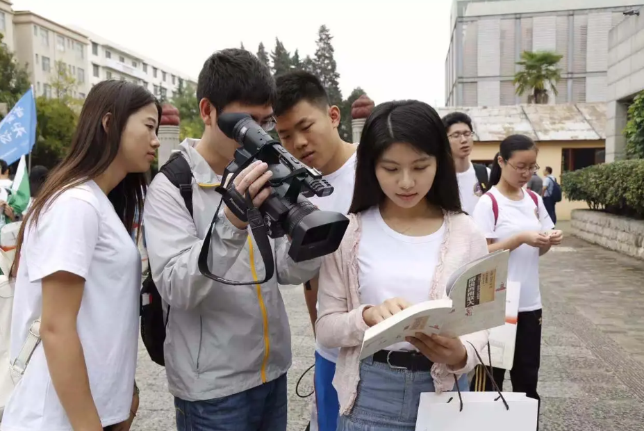 大学生每月生活费等级表，第一级堪比荒野求生，确定是亲生的？