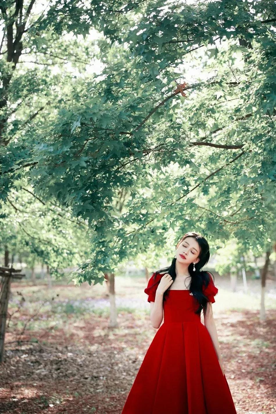 孙怡、赵丽颖红色礼服状态迥异，有没有爱情的滋润肉眼可见