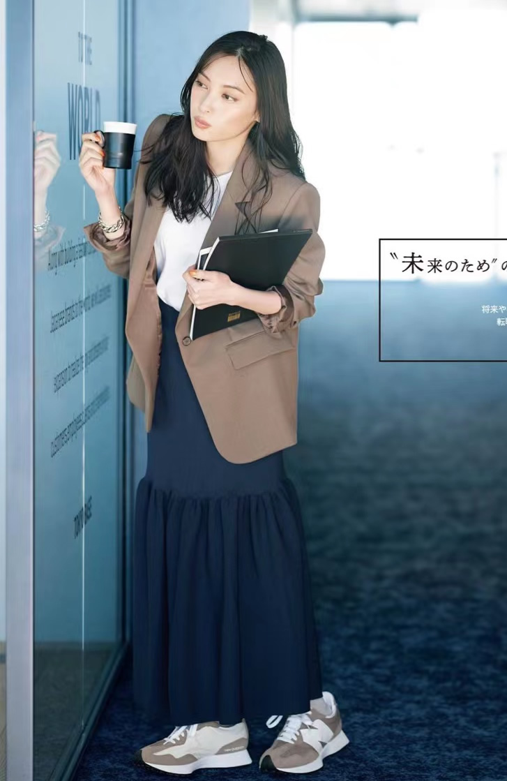 知道嗎？優(yōu)雅女人穿“運(yùn)動(dòng)鞋”，從不亂穿！獨(dú)家穿搭秘訣，快借鑒