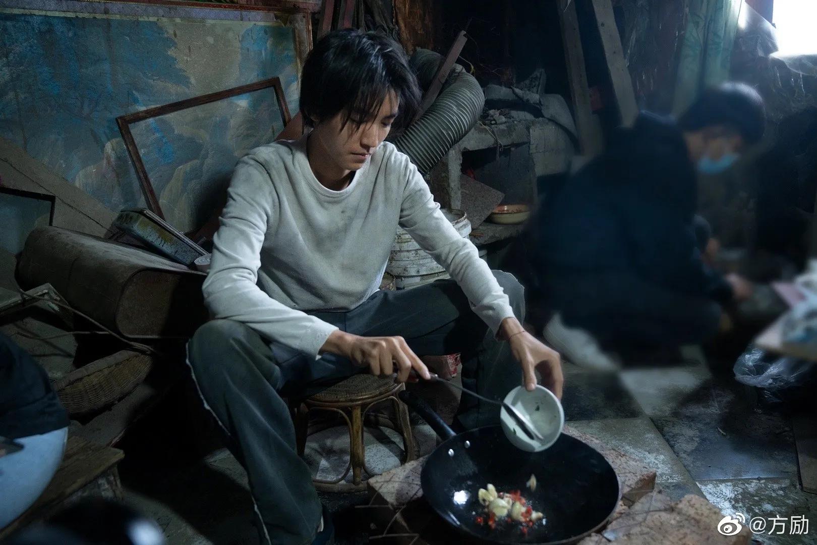 王俊凯颠覆形象饰演孟超，伤口清晰可见，这些路透图你看过几张