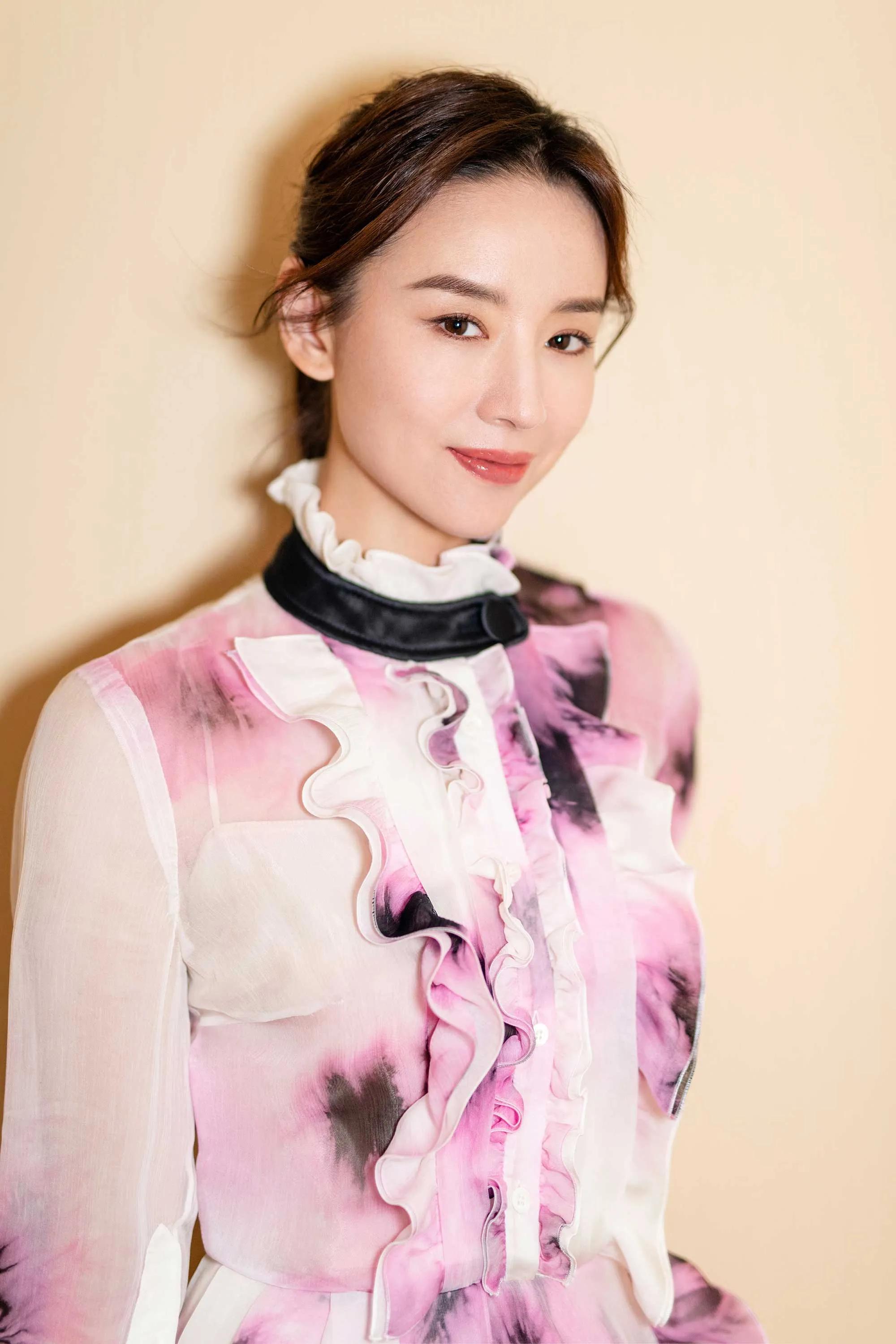 董洁：成熟优雅，气质如兰