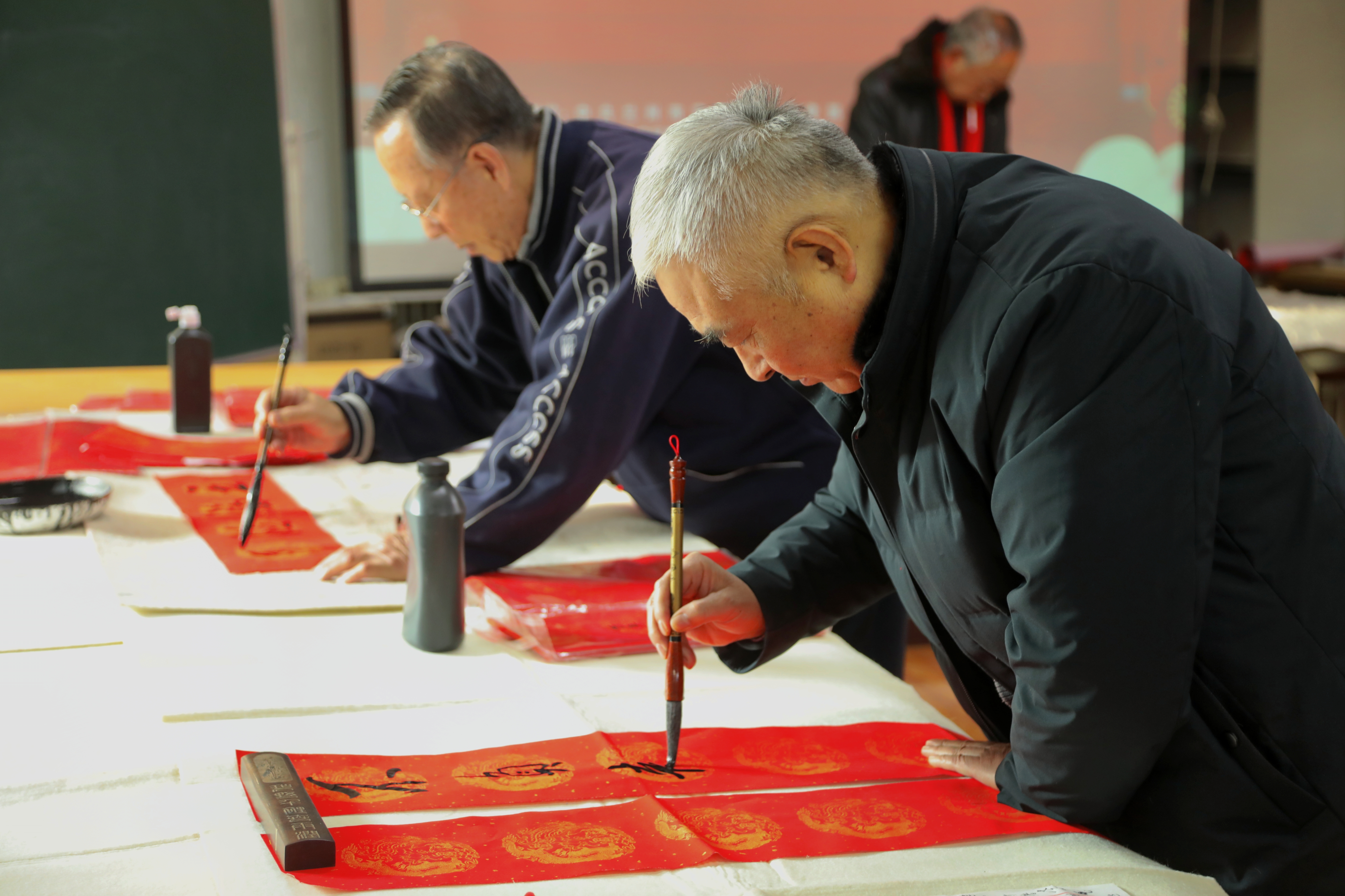 兰州市安宁区人民政府 文明创建 笔墨凝书香 春联进万家——安宁区新