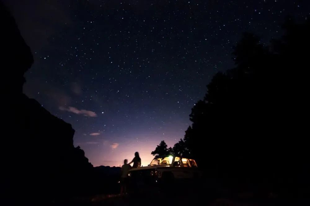 和许多人一样,我也曾仰望夜空中皎洁的明月,凝望闪闪发光的星星,诸多