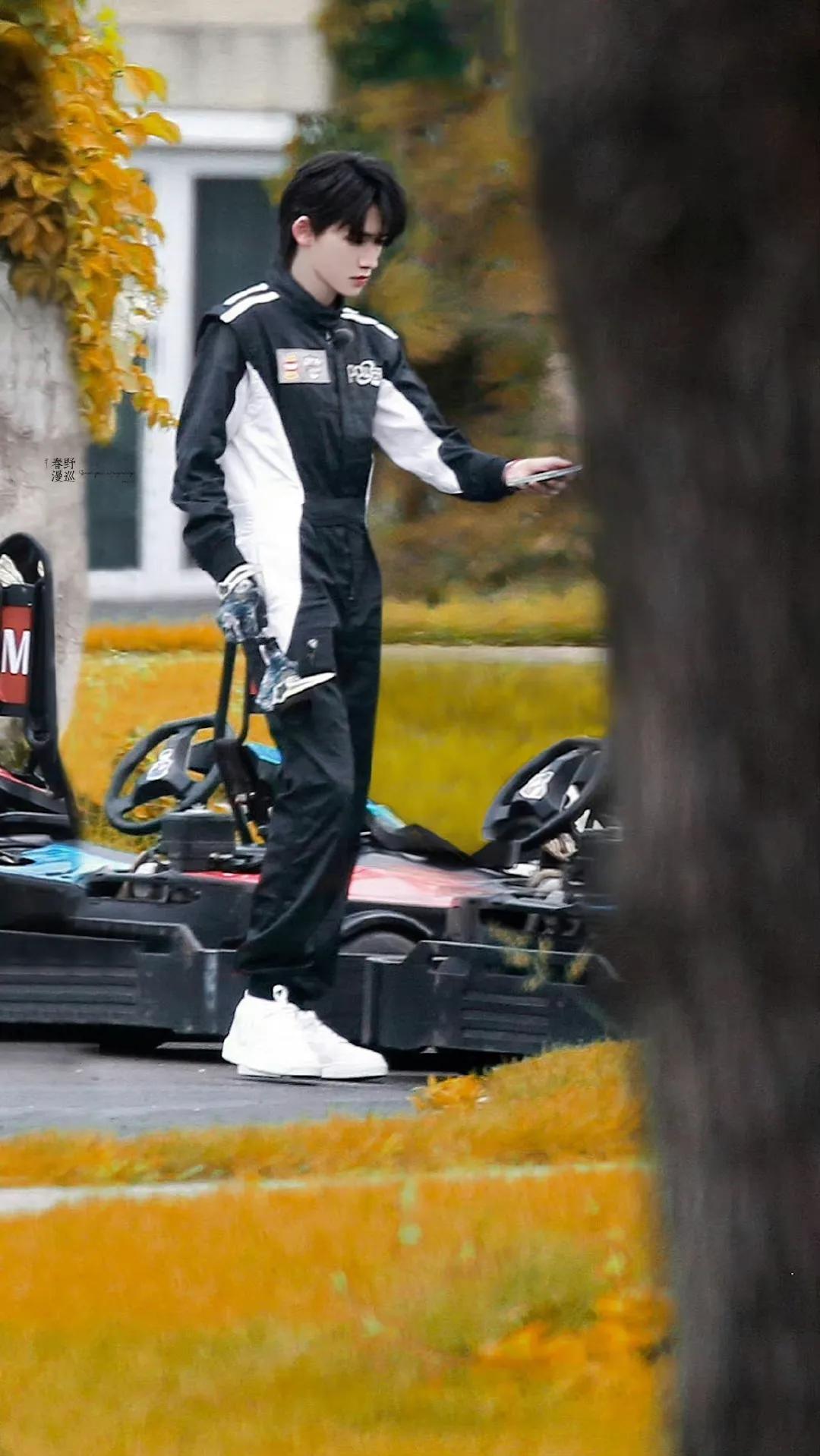 宋亚轩的赛车照也太酷了！下颚线真的好明显啊越来越帅了