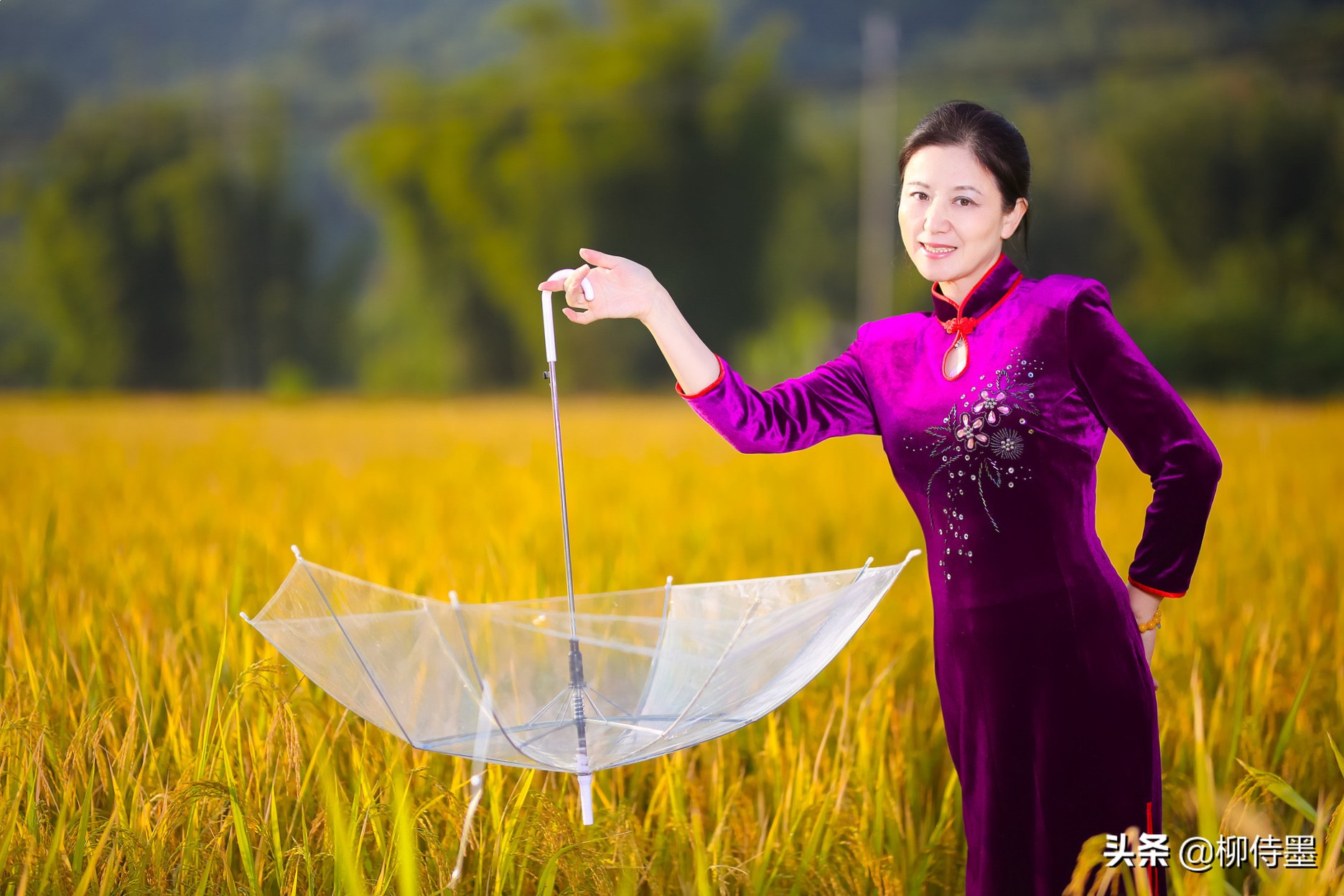 拍照不會(huì)擺姿勢？3句口訣拍好賞花人像照，手機(jī)攝影有技巧