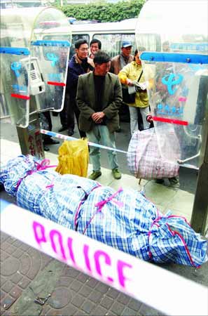 05年春节前，湖南农民工背老乡尸体还乡，遭其家属埋怨：见死不救