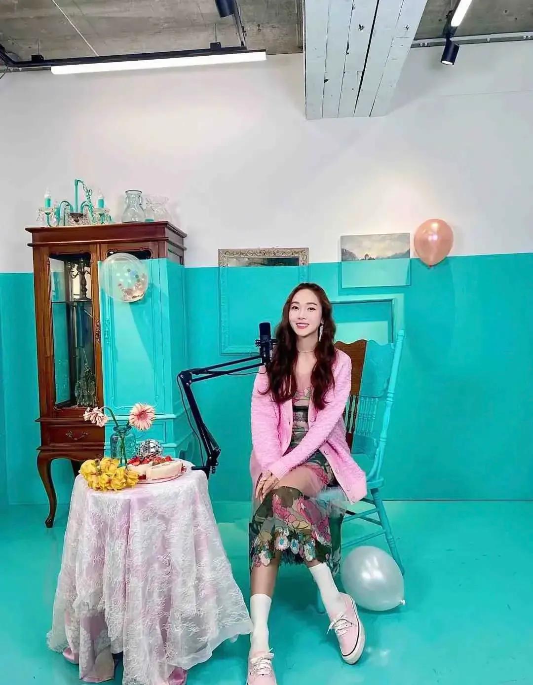 郑秀妍，被粉色治愈的夏天，粉色系娇嫩减龄，肌肤如雪面若桃花