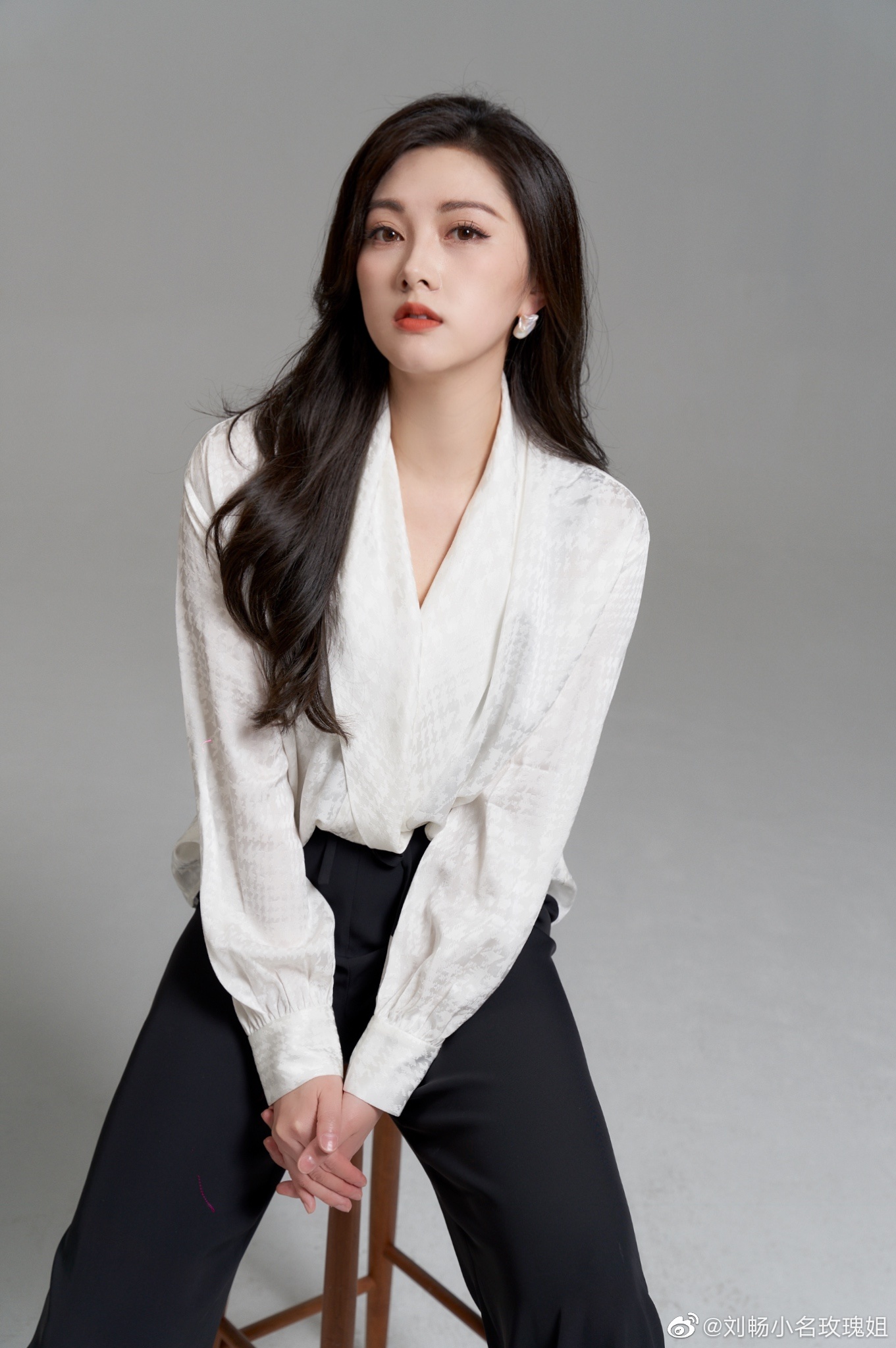 新英体育英超主播王昊玥林梦鸽长相神似明星刘诗诗