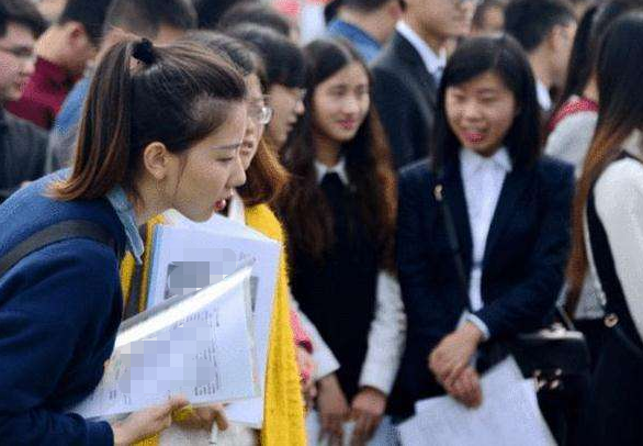 公务员迎来“聘任制”？考公的竞争力会减小吗？铁饭碗还吃香吗？