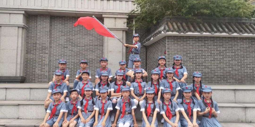 华阳实小举行“童星耀五月·艺术绽花开”群舞比赛（三四年级）