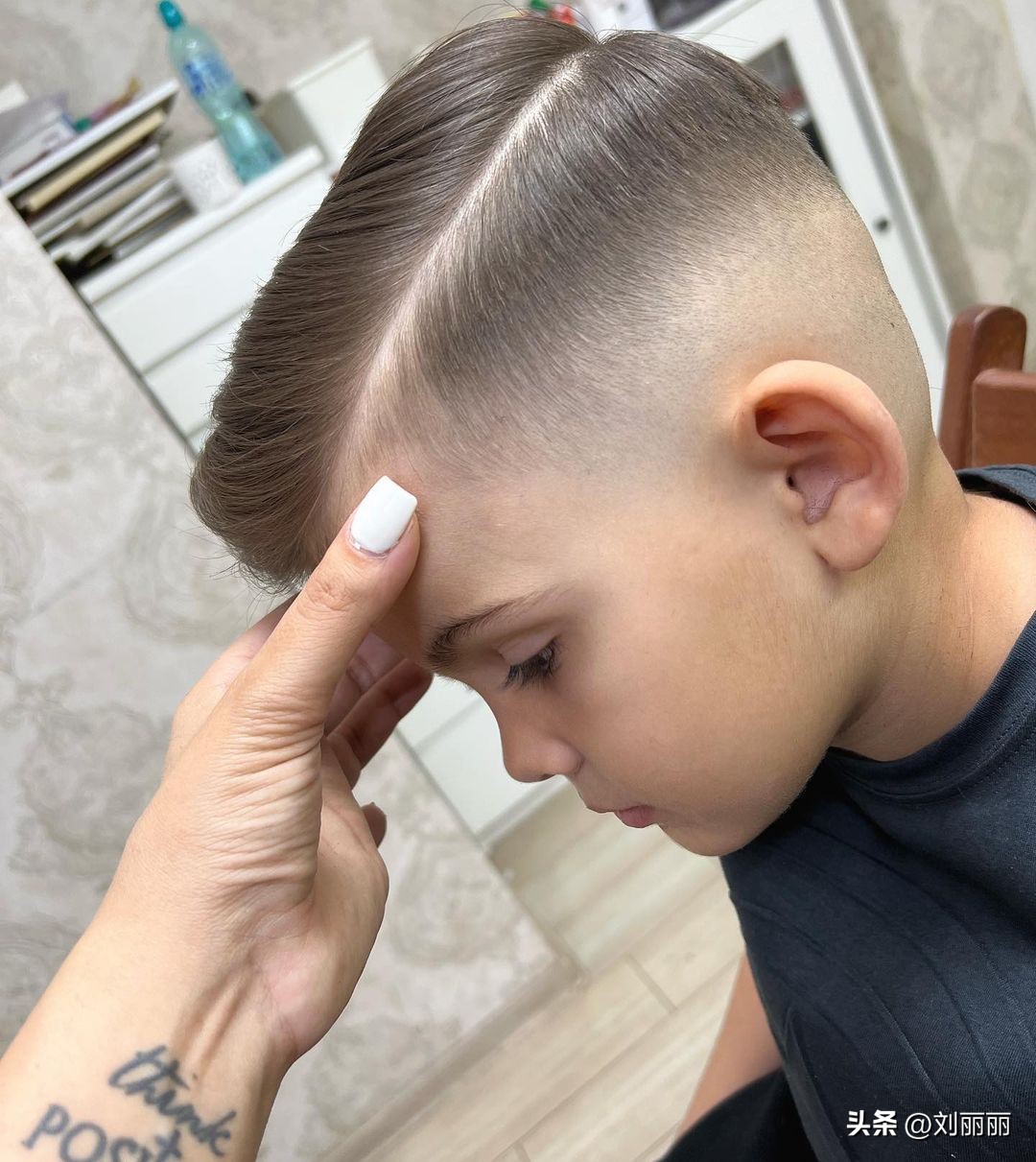 这种二八分的油头造型,本来是很多中年男士喜欢的发型,成熟稳重很有