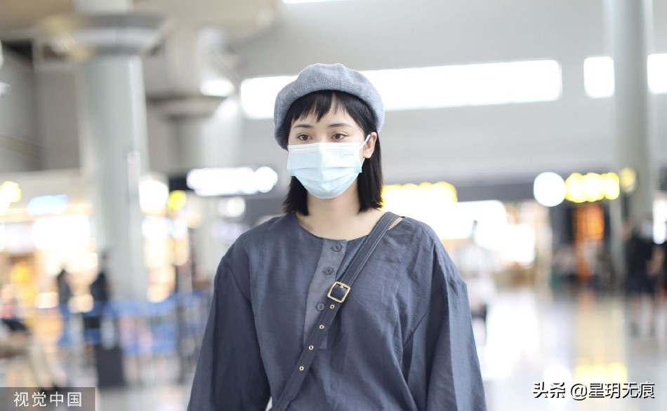 沈月结束综艺录制现身机场 一身简约装扮戴贝雷帽好甜美