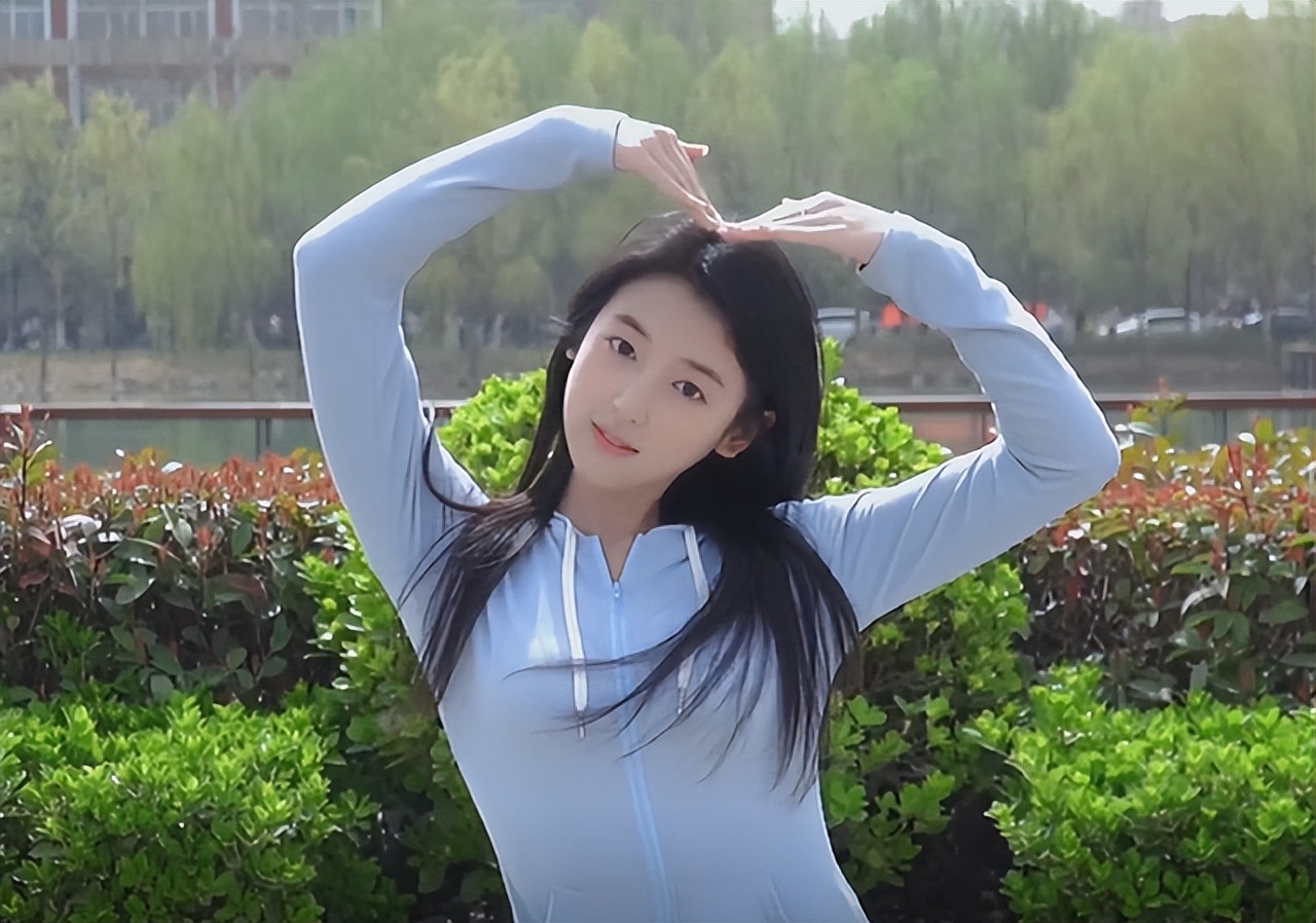 福建一美女校花火了,外表酷似张雨绮,网友:行走的招生简章