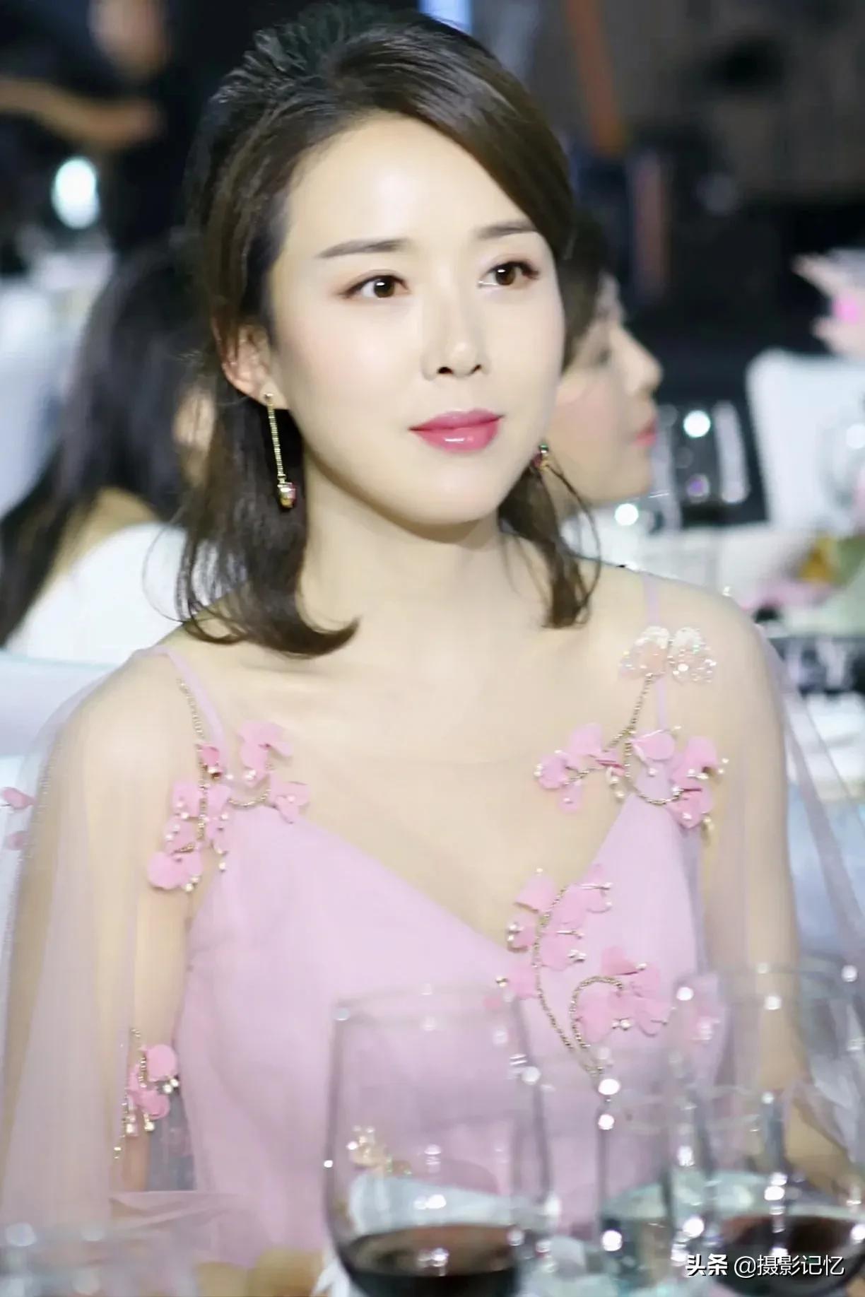 颜丹晨：美目浅笑惹人爱