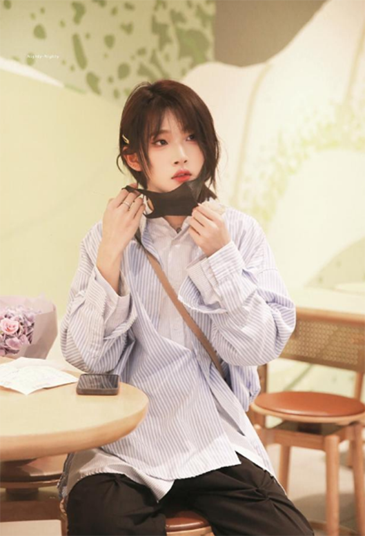 胡烨韬走机场照，眼妆真美，网友：求出个教程吧