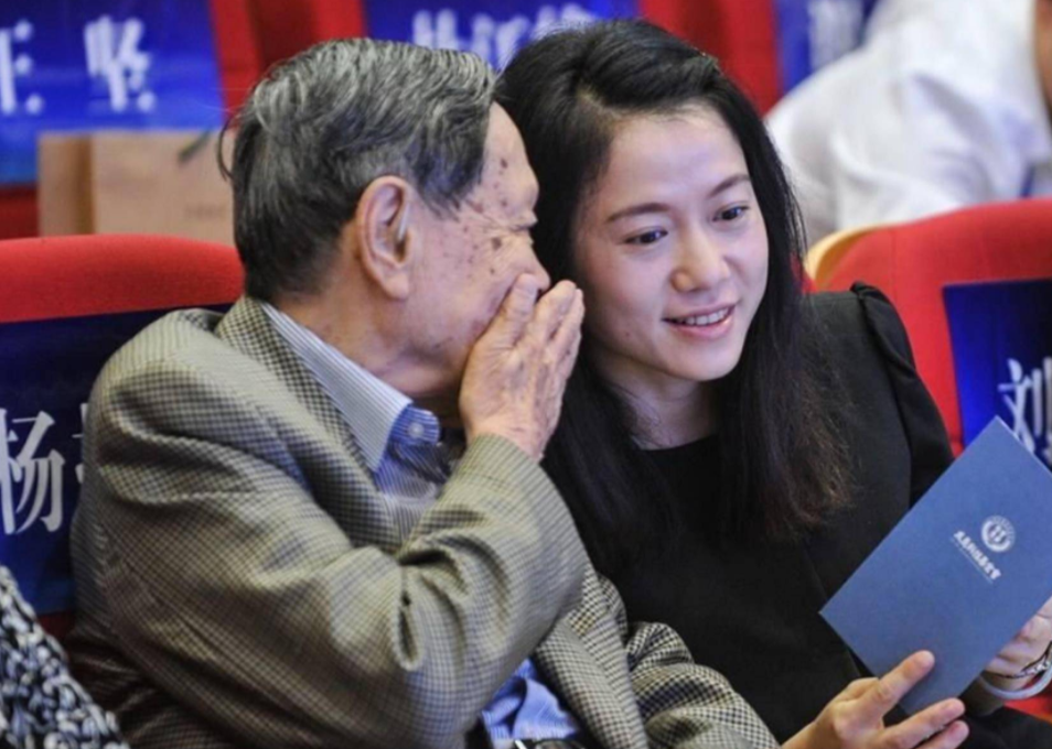 当得知82岁的父亲,要娶28岁翁帆时,杨振宁的儿子是什么态度?
