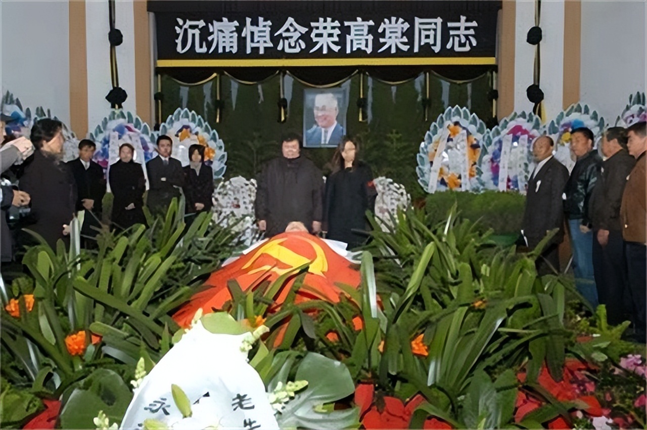 2006年荣高棠去世，上万人到场悼念，遗憾没能等到08年奥运会