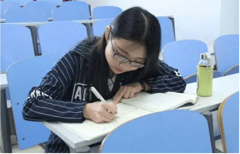 大学生“校外”和“校内”对比照，只有性别对上了，网友大开眼界