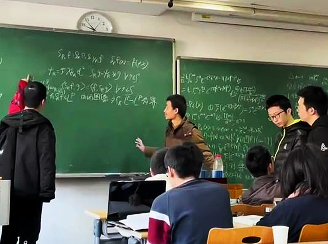 北大女研究生对韦神“芳心暗许”，想要追到韦东奕，可以师生恋吗