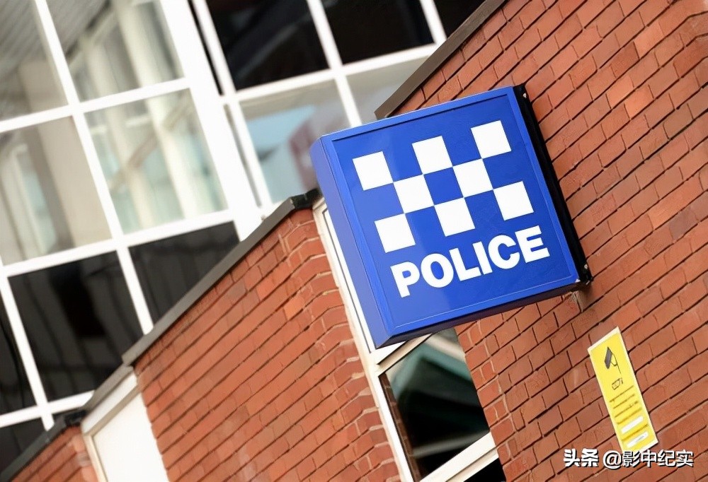 她被下药囚禁到地下室，当众多人性奴，报警后英国警方：你穿多少