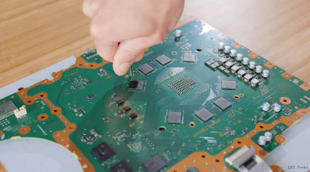 大神自制索尼 PS5 Slim 游戏机：闪亮铜制外壳，仅 2 厘米厚