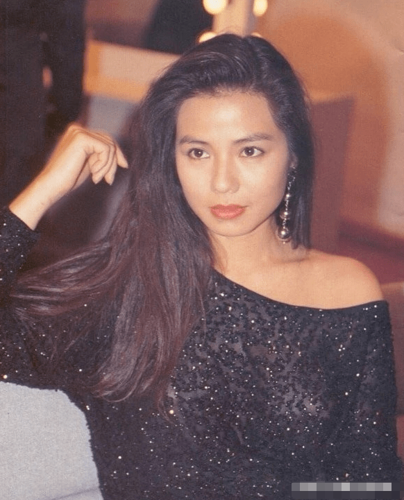 钟楚红的千万豪宅,堆满鲜花美食,60岁精致如少女