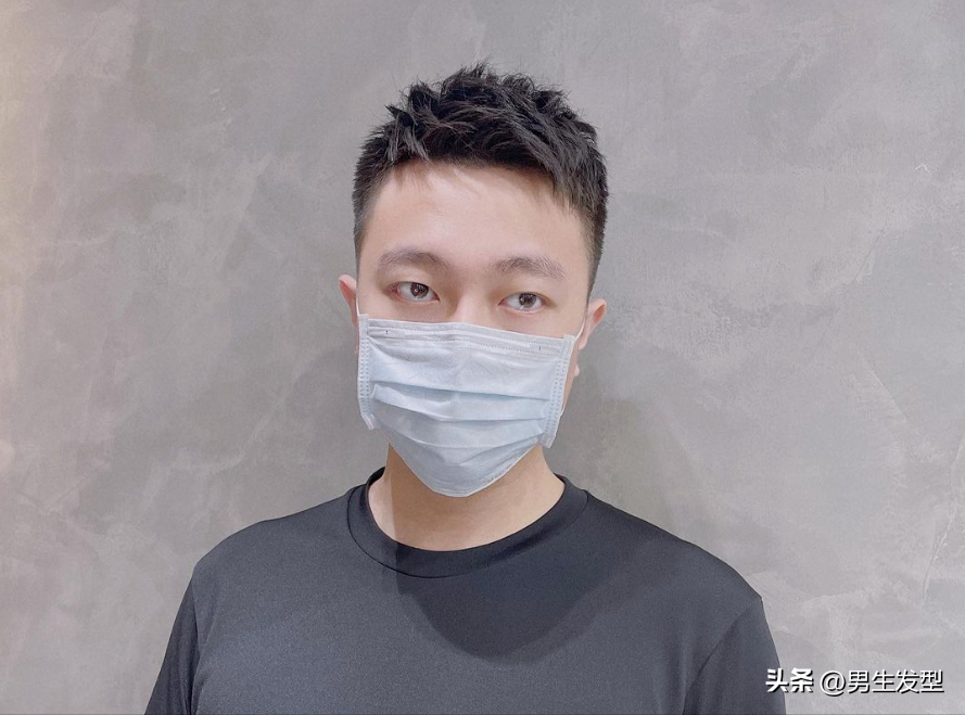 所以,大家可以剪上面这款两边掏空的刘海发型,两侧头发剪短,顶区的