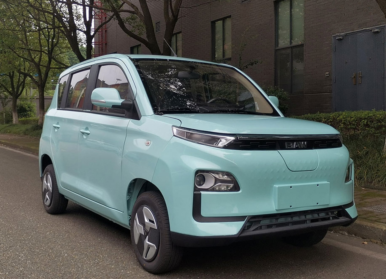 北汽制造新款代步小车曝光，外观很前卫时尚，5门4座，续航200km