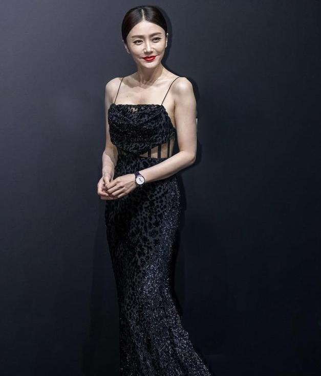 灰色风衣里面搭配什么衣服好（灰色风衣这样搭回头率超高）