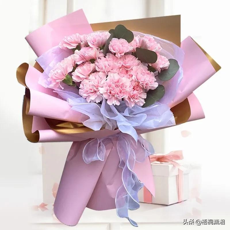 婚礼带花带哪边（婚礼那些人带配花）
