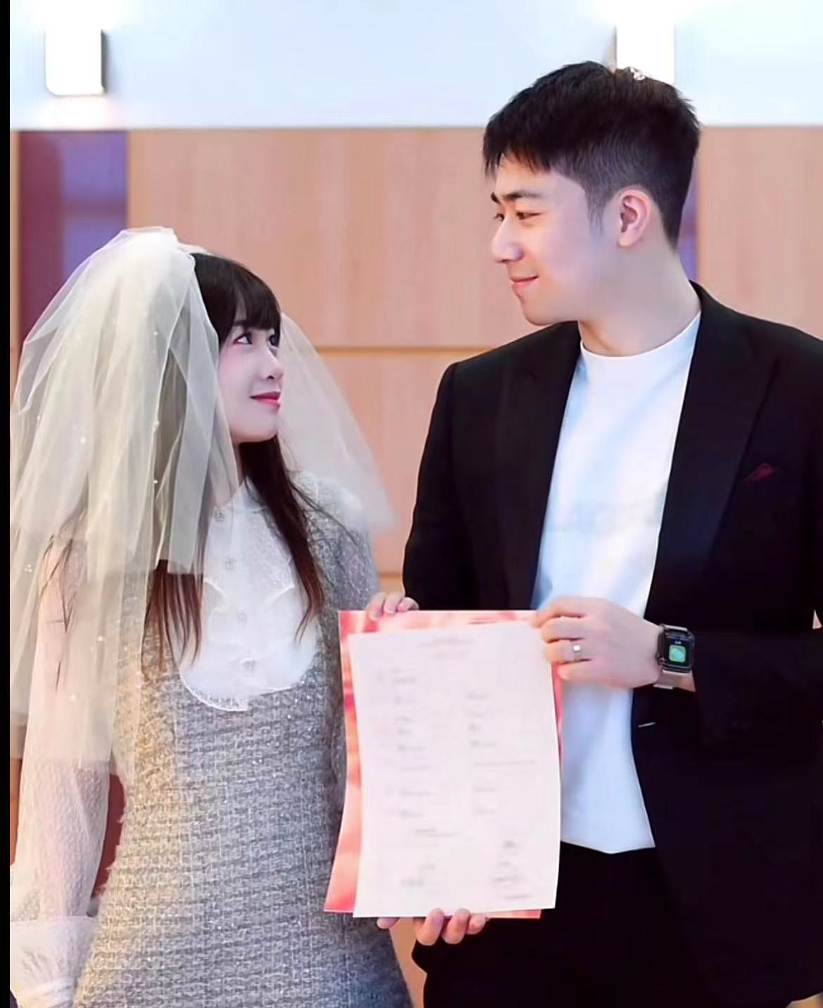 丁佳敏是特步创始人丁水波的二女儿,今年26岁;周力源是七匹狼董事长