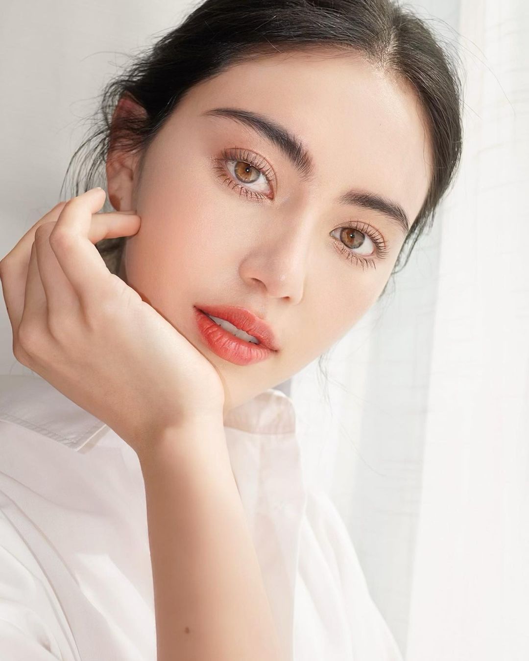 当然,比起其他五官,戴薇卡的嘴才是最性感的,唇峰明显,非常适合当唇模