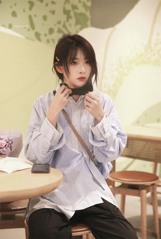 胡烨韬走机场照，眼妆真美，网友：求出个教程吧