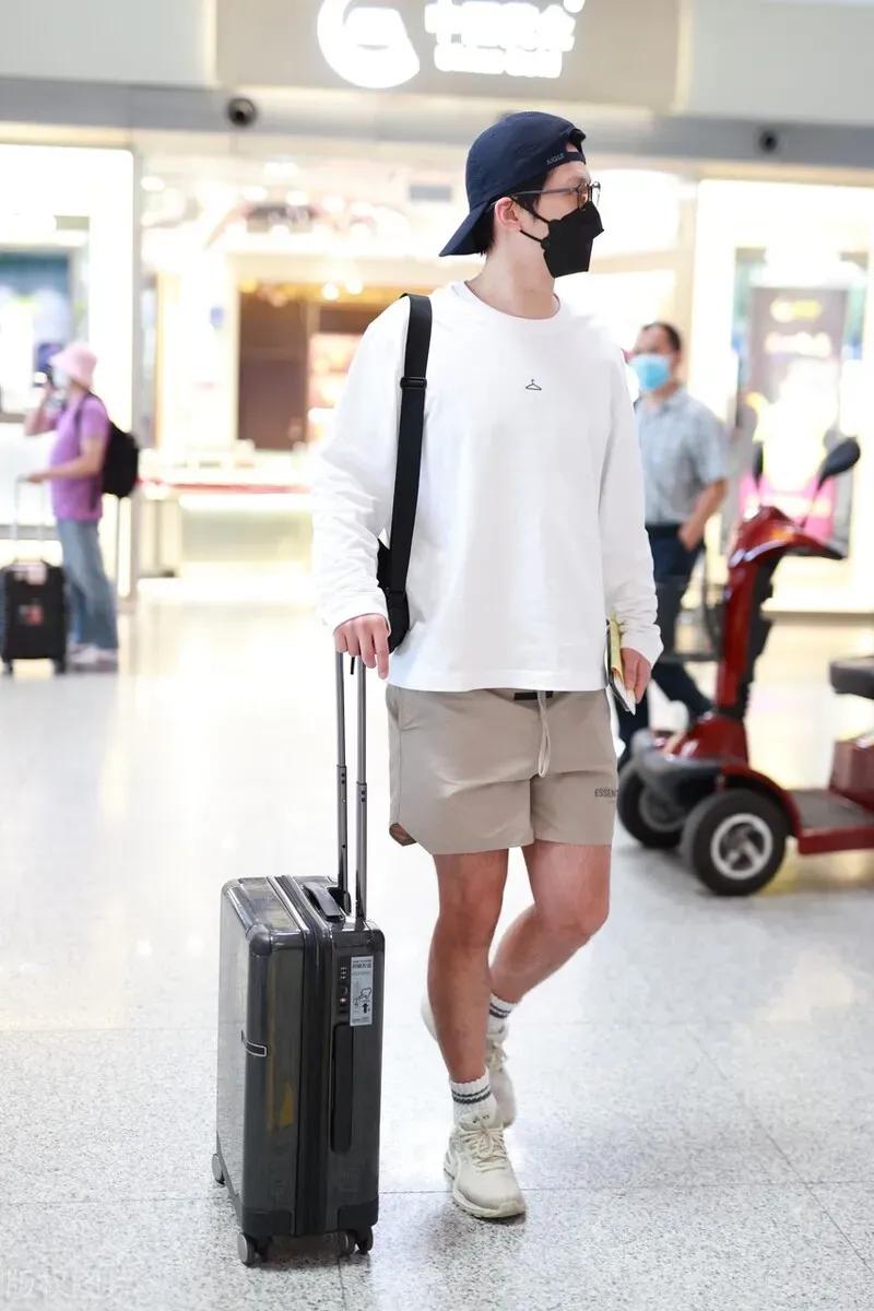 220707窦骁现身北京机场，简约休闲穿搭，低调出行