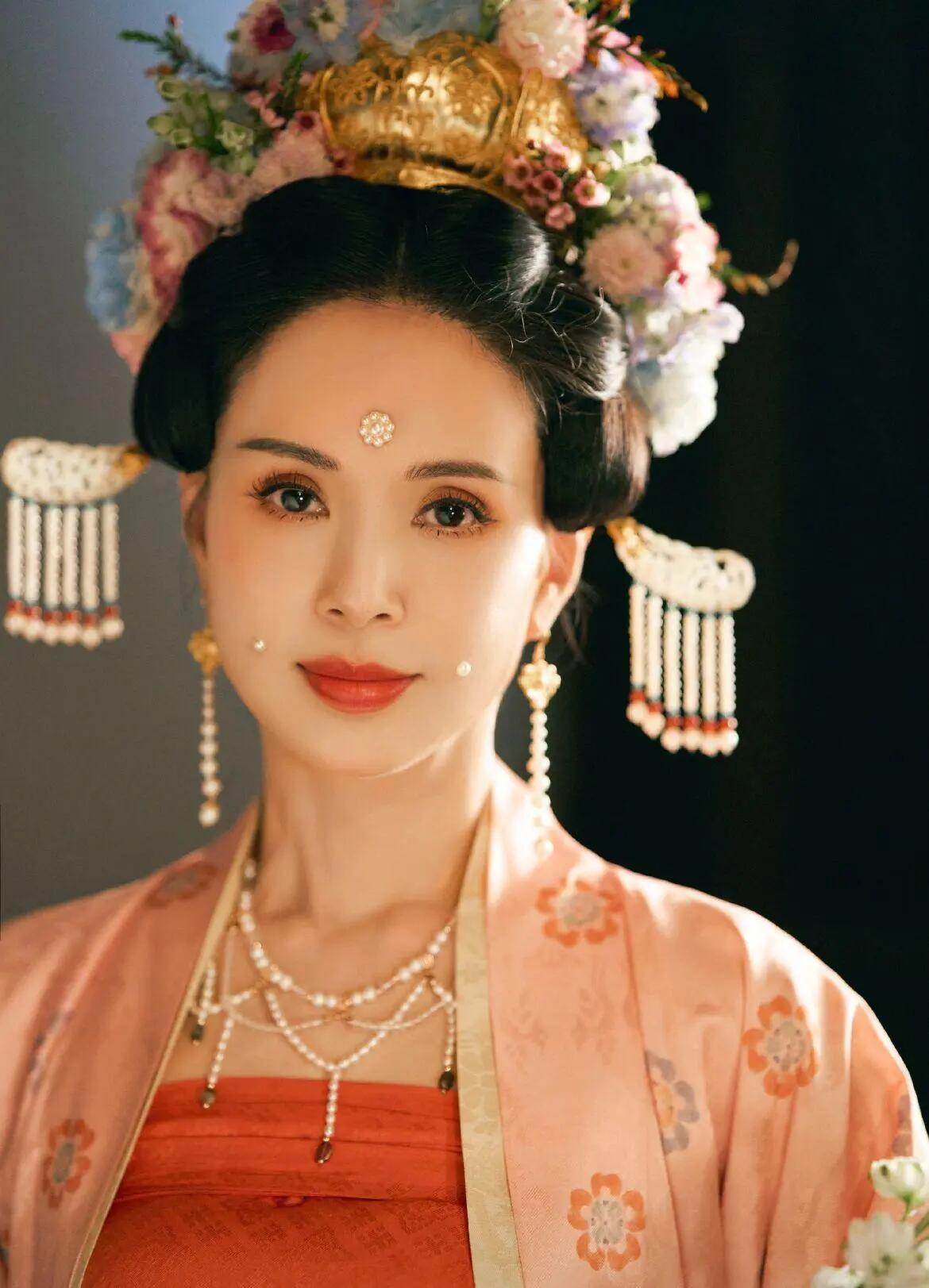 被李若彤惊艳到了!56岁的汉服造型,依旧"吊打"古装女主