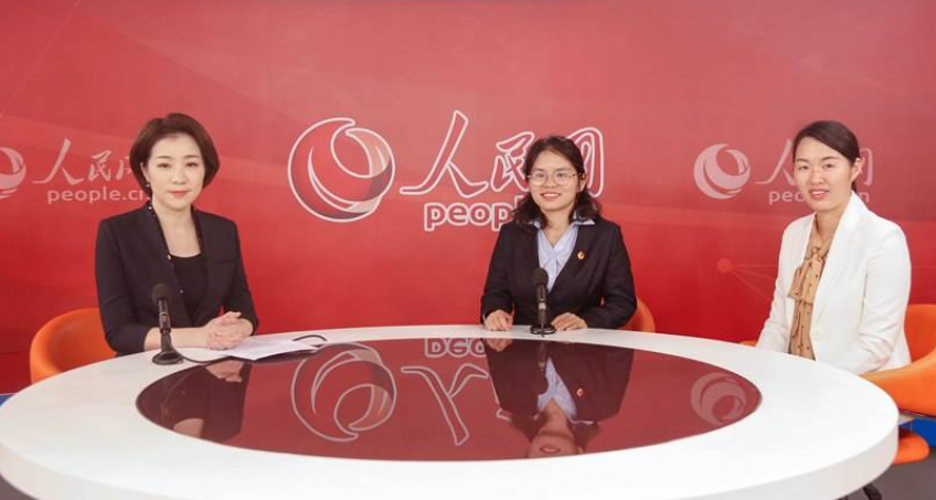 女大学生穿戴整洁睡桥底，抱着电脑专心工作，网友：“戏精”上身