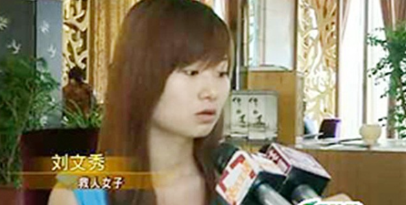 2011年，四川16岁小伙绝望跳桥，19岁少女扮女友献上一吻成功救人