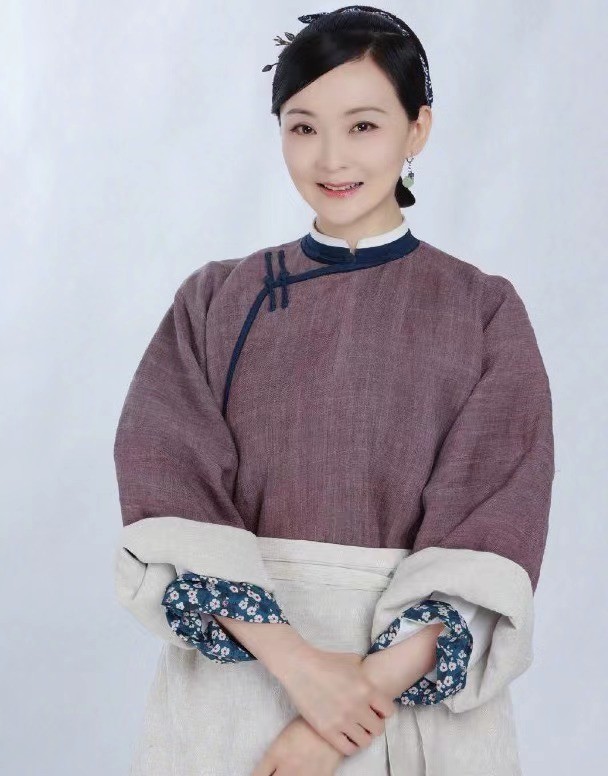 “晴格格”演酒店经理大变样，白衬衫丸子头气质足，49岁风韵犹存