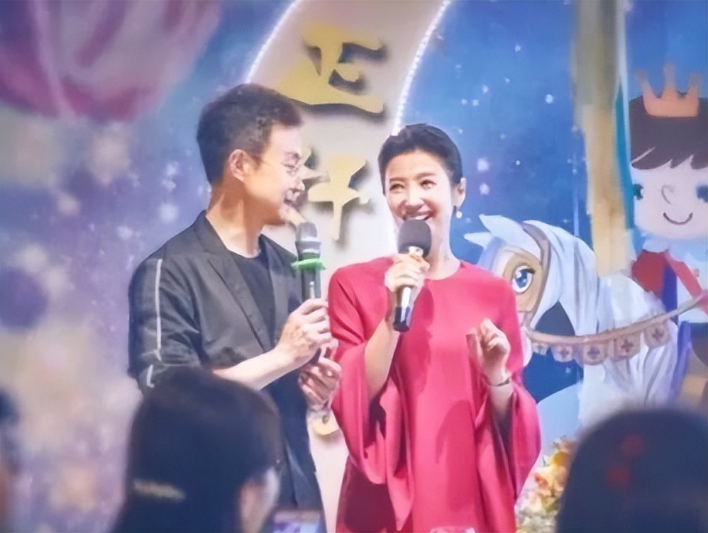 央视主持人刚强:娶二婚春妮为妻,43岁当了爸爸,今一家3口幸福美满