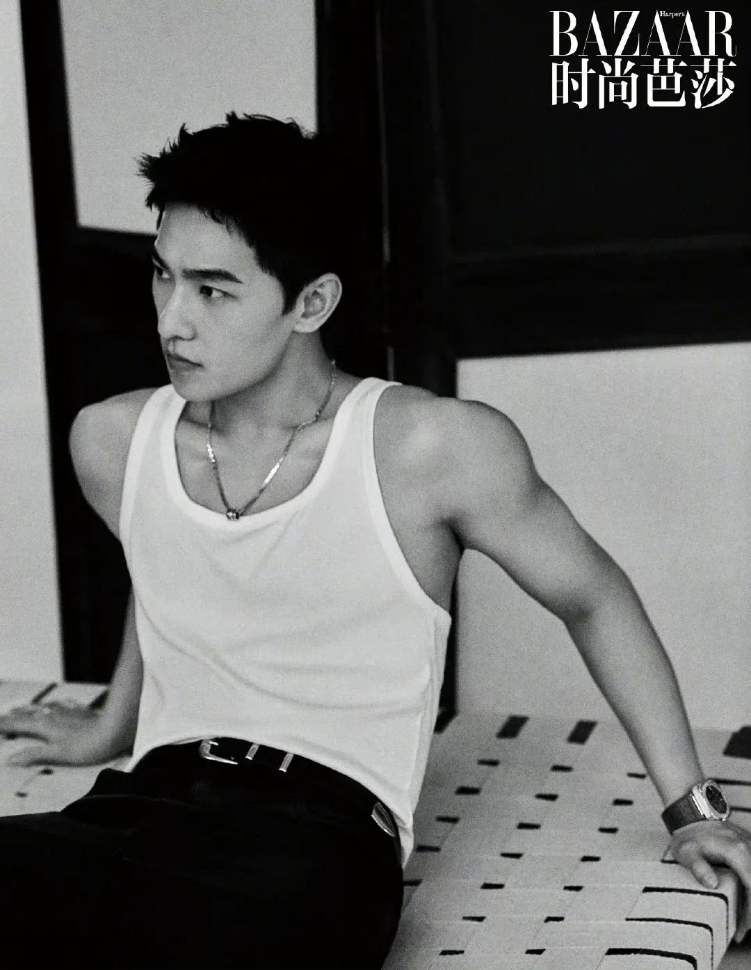 杨洋时尚芭莎11月刊封面,穿背心秀好身材,绅士优雅又帅气满分