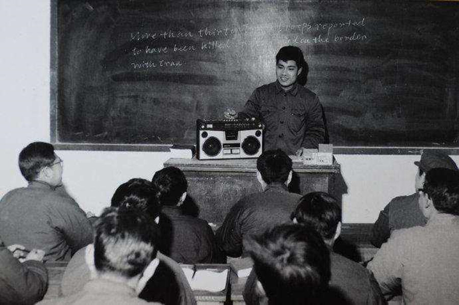 1982年，内蒙女教师花20元给学生买鞋，25年后，学生送房报答恩师