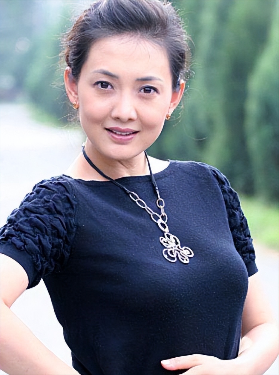 牛莉:在最好的年纪嫁给"普通男人"刘亚东,婚后生三孩美满幸福