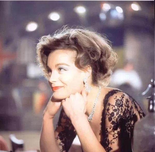 1982年，43岁罗密·施耐德去世，阿兰·德龙守灵3天3夜，曾经深爱过