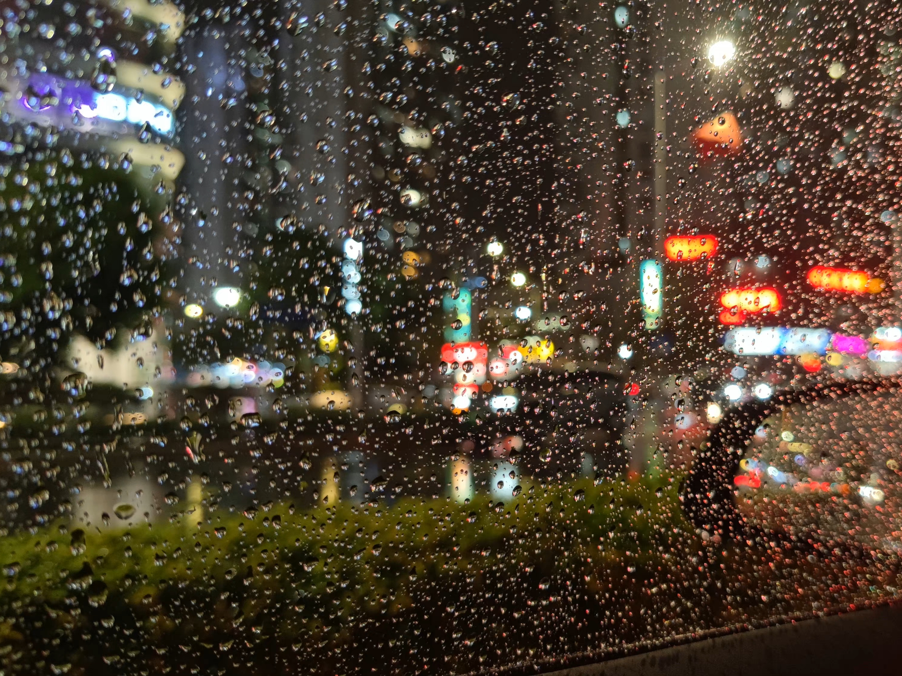 关于雨打在脸上的说说配图「精辟」 _qq说说网