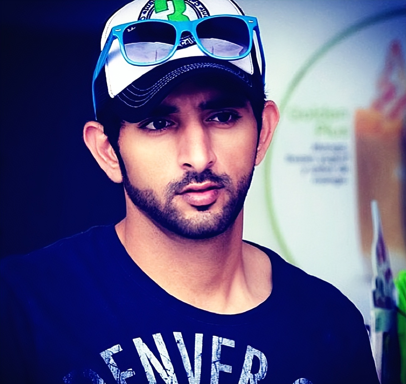 阿联酋迪拜王子(迪拜最帅王子哈曼丹:20架飞机却喜欢徒步,一夫多妻却