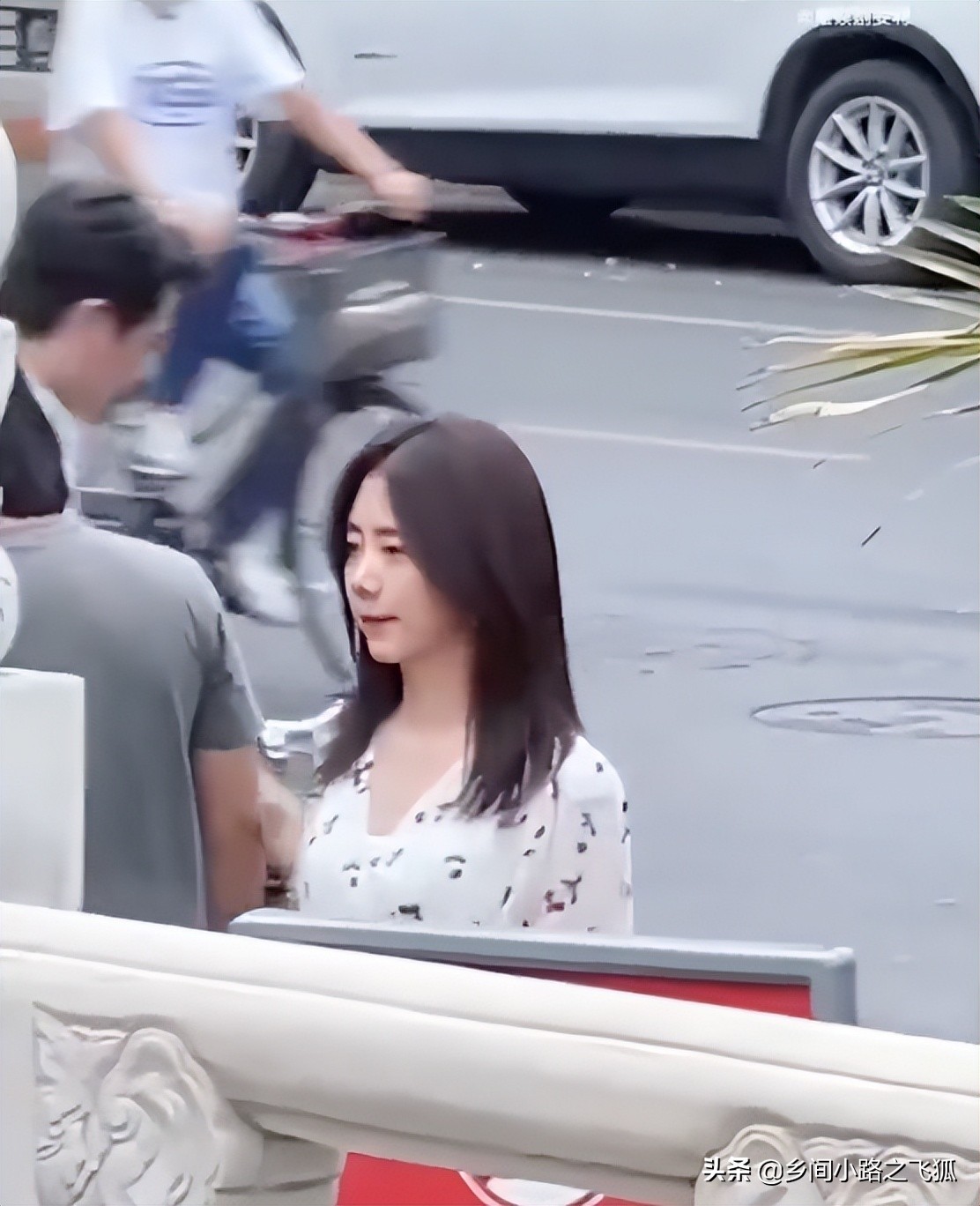 谭松韵新剧《归路》路透 白色碎花长裙优雅知性