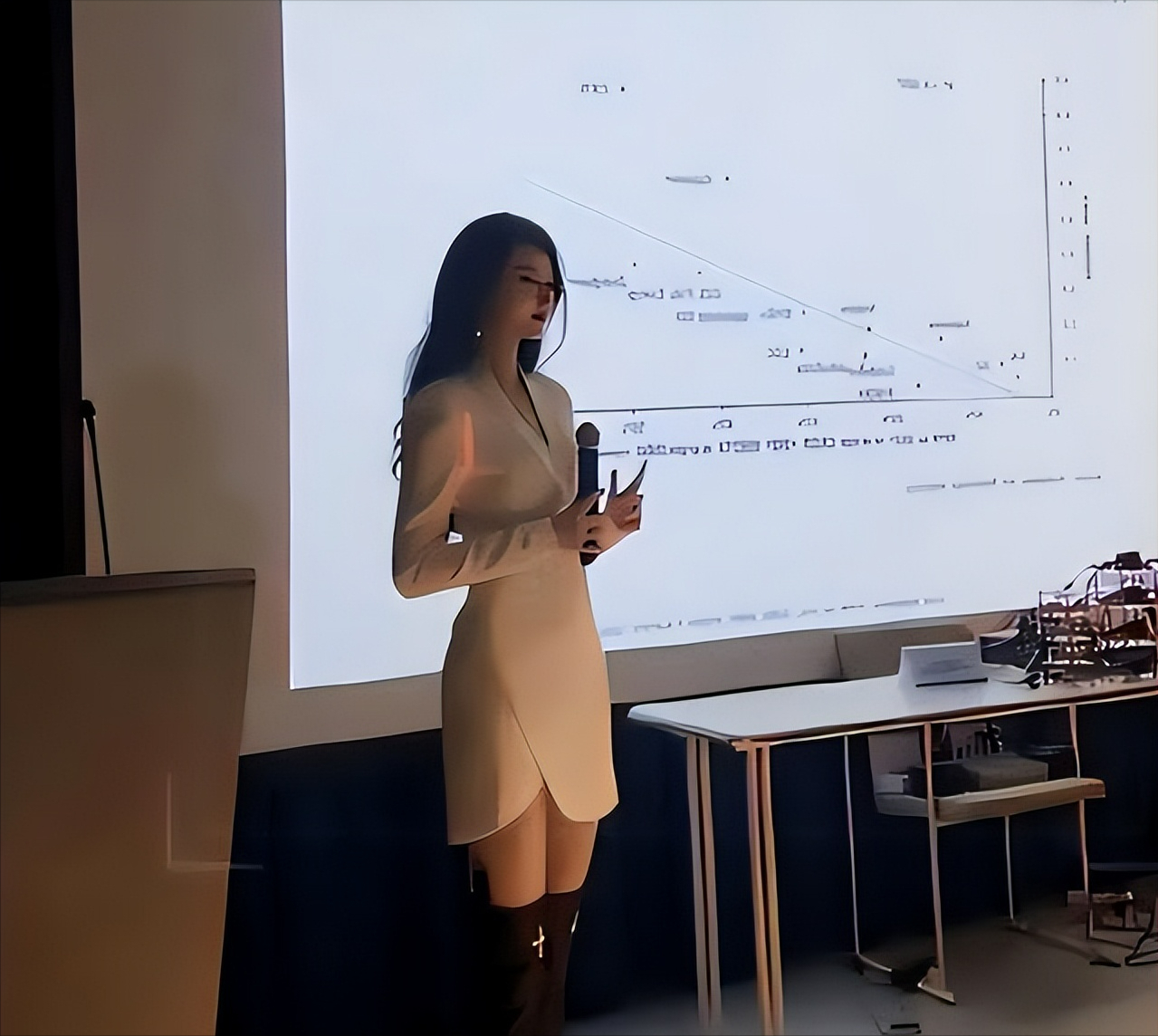 上海一大学女老师火了，长相酷似“AI”，讲课样子温柔又知性